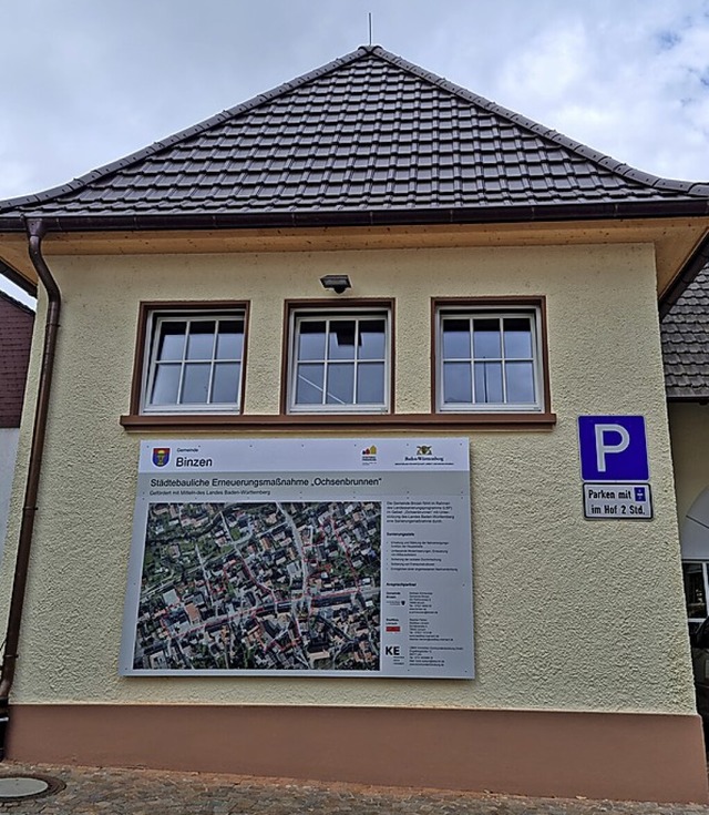 Ein Plakat zeigt das Sanierungsgebiet Ochsenbrunnen in Binzen.  | Foto: Gemeinde Binzen