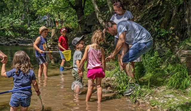 Mit groer Begeisterung fingen Kinder ...en das Klassenzimmer am Bach erffnet.  | Foto: Dieter Schuble