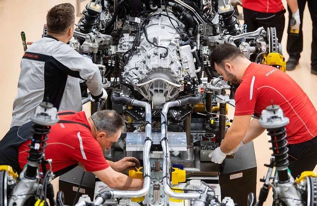 Technik ohne Zukunft? Mitarbeiter mont...Verbrennermotor fr einen Porsche 911.  | Foto: Marijan Murat