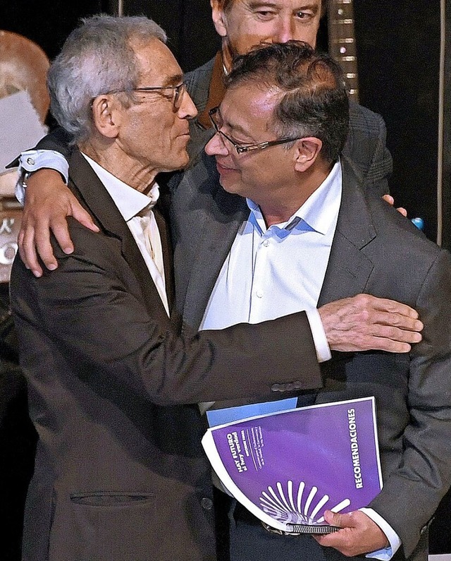 Gustavo Petro (rechts) umarmt Francisco de Roux  | Foto: DANIEL MUNOZ (AFP)