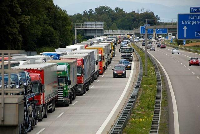 Oberbrgermeister nennt die Lastwagen-Parkpltze im Weiler Rheinvorland 