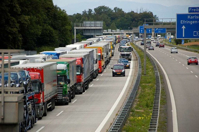 Um solche Staus auf der Autobahn bei W...r Weil am Rhein aber nicht akzeptabel.  | Foto: senf