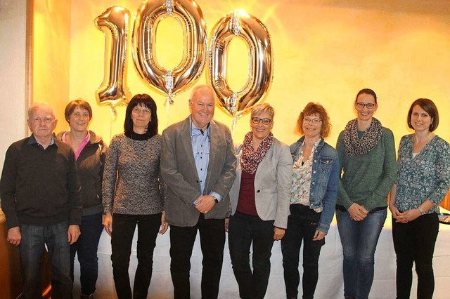 Der Vorstand des Turnvereins Btzingen...zum 100-jhrigen Bestehen des Vereins.  | Foto: Horst David