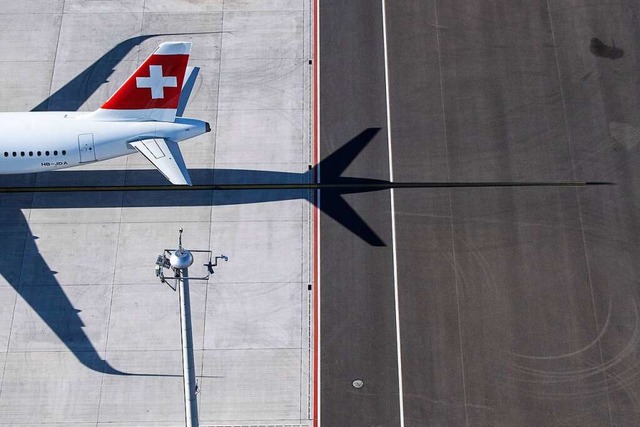 Ein Flugzeug am Flughafen Zrich  | Foto: Ennio Leanza (dpa)