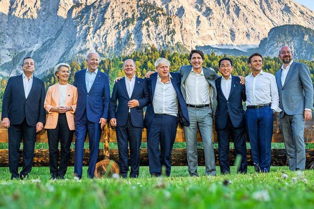 Die wichtigsten Politikerinnen und Pol...m Gruppenfoto beim G7-Gipfel zusammen.  | Foto: Michael Kappeler (dpa)