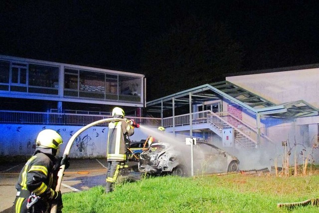 Im November 2020 wurde die Riegeler Fe...es Autos an der Michaelschule gerufen.  | Foto: Feuerwehr Riegel