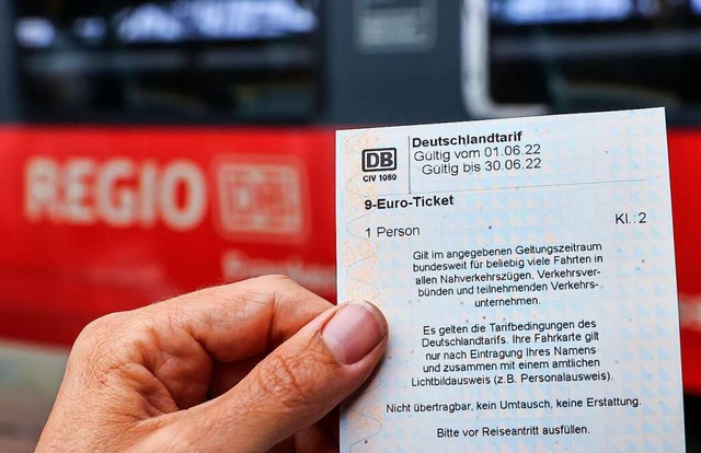 Ein Fahrschein fr ganz Deutschland, z...et gilt nach dem Kauf fr einen Monat.  | Foto: Jan Woitas (dpa)