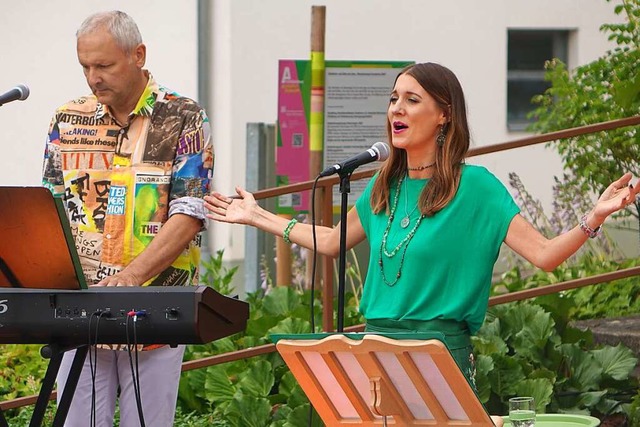 Sngerin Kristi Daher, begleitet von R...enstag auf dem Dorfplatz in Rmmingen.  | Foto: Roswitha Frey