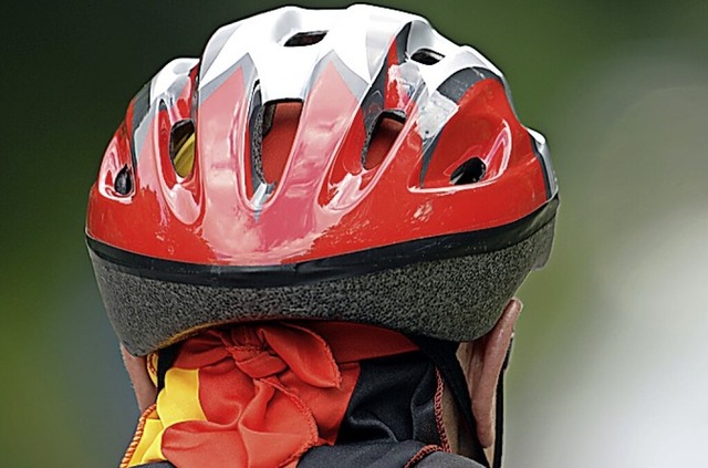 Wirksamer Kopfschutz: ein Helm  | Foto: Ralf Hirschberger (dpa)