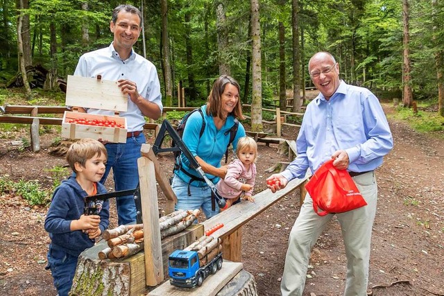 Sparkassenvorstand Theo Binninger (rec...ke mit ihren Kindern Mara und Ole mit.  | Foto: Wilfried Dieckmann