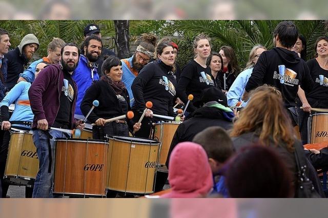 Konzerte, Cocktails und Capoeira: Die Trommelgruppe Brasililkum ldt zum Sommerfest in den Stadtgarten