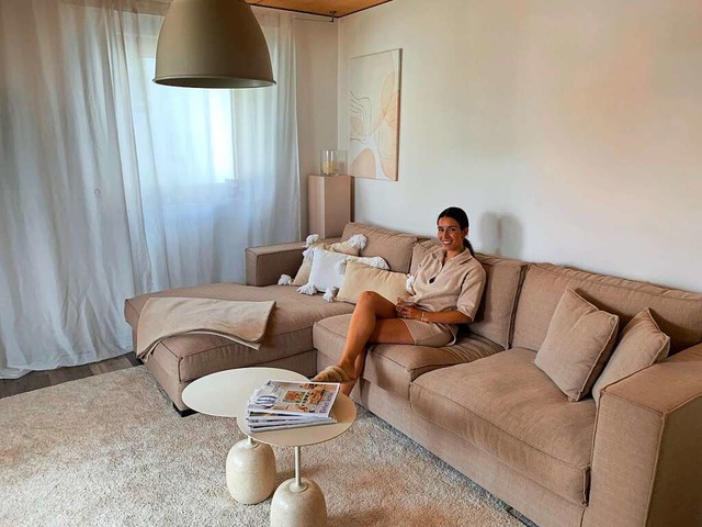 Das Sofa im Eltern-Wohnzimmer ist Alix Lieblingsplatz.  | Foto: Carolin Johannsen