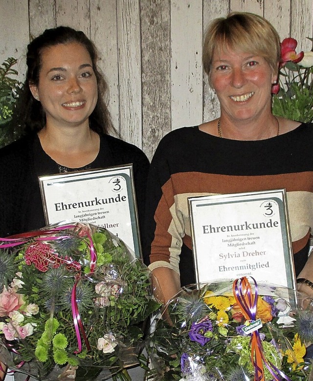 Fr 25 Jahre Mitgliedschaft geehrt wur...s) Melanie Zllner und Sylvia Dreher.   | Foto: Renate Wendt
