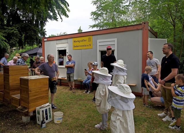 Die Erffnung des neuen Lehrbienenpfad...gen-Kirchen stie auf reges Interesse.  | Foto: Anna-Maria Kster