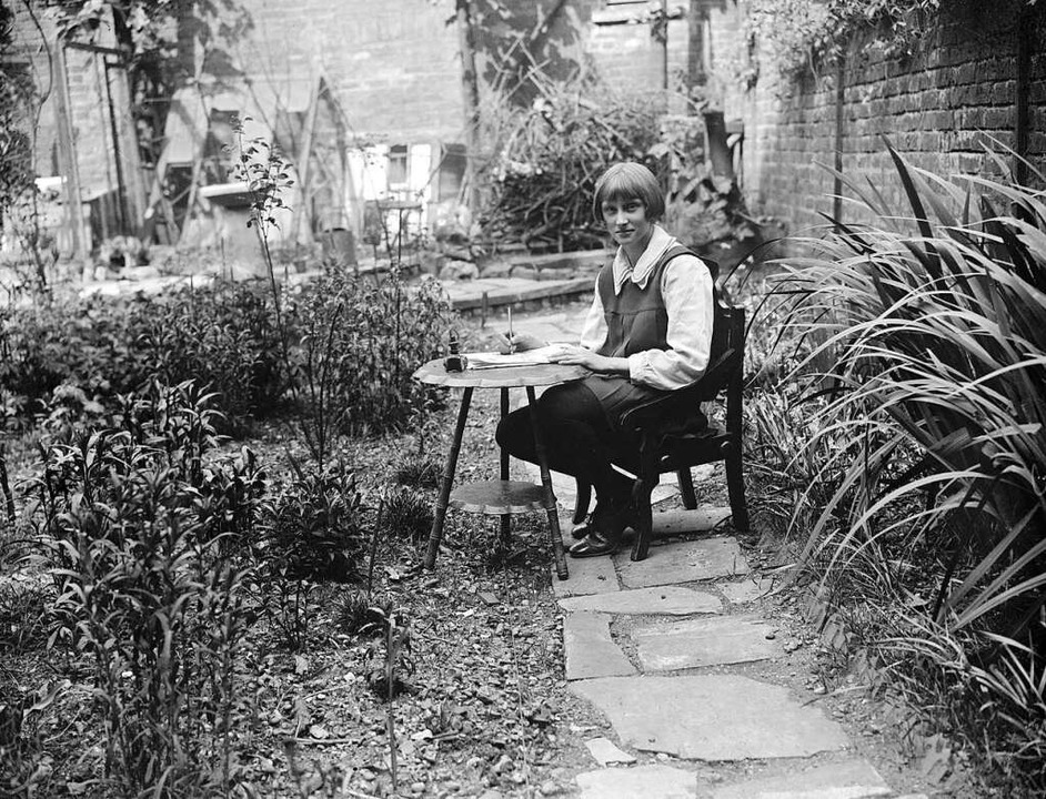 Diese junge Frau gibt 1924 in England ...&#8211; wie es sich gehört, im Grünen.  | Foto: Imago/Archves International