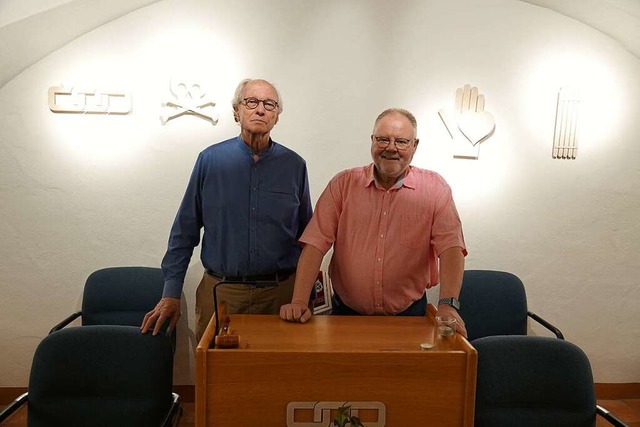 Jean Wenger (links) und Roland Weiss g...ter ihnen die Symbole der Odd Fellows.  | Foto: Valentin Zumsteg