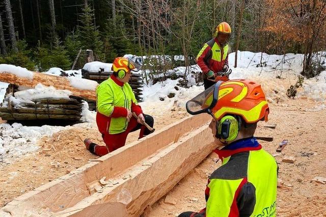 Forstazubis fertigen Nachbau des 1400 Jahre alten Schluchseer Einbaums an