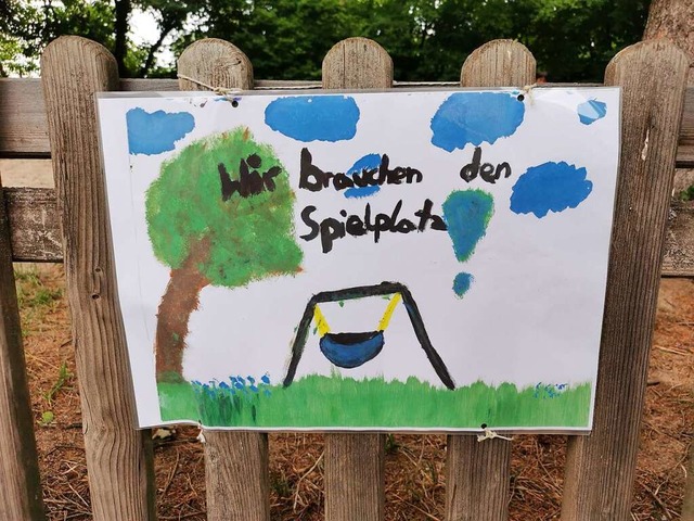 Protestschilder am Spielplatz  | Foto: Dorothea Scherle