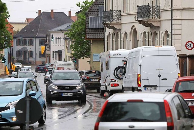 Entlastung soll die Umfahrung vor alle... bringen, das unter dem Verkehr chzt.  | Foto: CHRISTOPH       BREITHAUPT