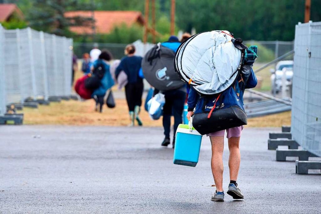 Festivalbesucher verlassen das Gelände der Eurockéennes an diesem Freitag.  | Foto: JEAN-CHRISTOPHE VERHAEGEN (AFP)