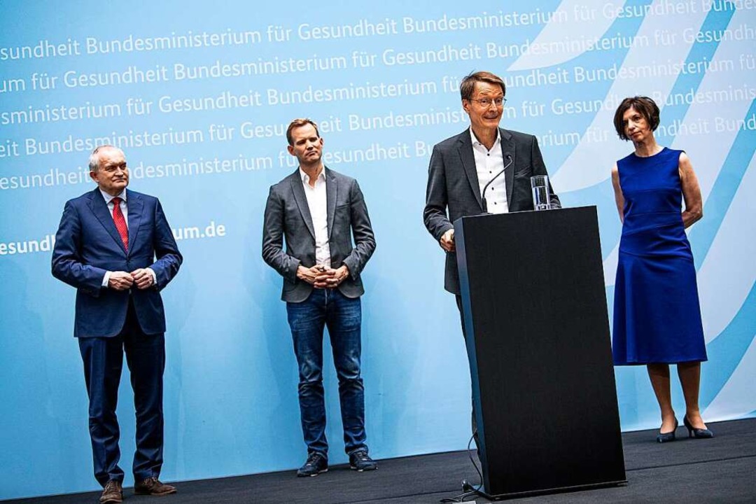 Gesundheitsminister Karl Lauterbach (a...Hendrik Streeck und Jutta Allmendinger  | Foto: Fabian Sommer (dpa)