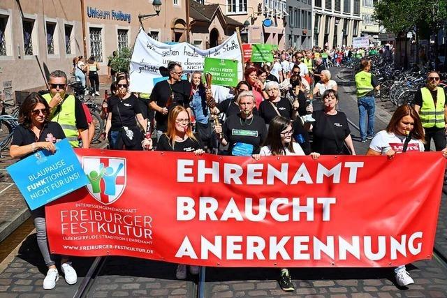 Demo für ehrenamtlich organisierte Feste zieht durch Freiburg
