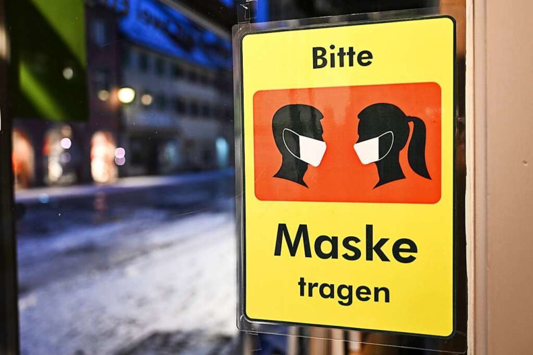 Dem Tragen von Masken in Innenräumen b...ss die Masken richtig getragen werden.  | Foto: Felix Kästle (dpa)