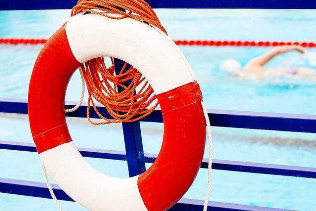 Brauchen Schwimmbder einen finanziellen Rettungsring? (Symbolfoto)  | Foto: Moritz Frankenberg (dpa)