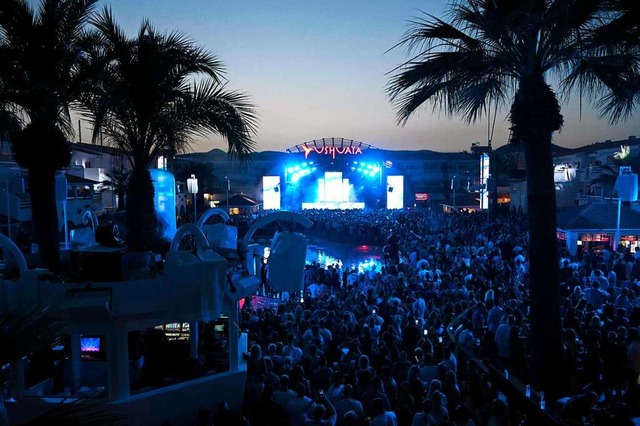 Als htte es Corona nie gegeben, wird auf Ibiza gefeiert.  | Foto: LLUIS GENE (AFP)