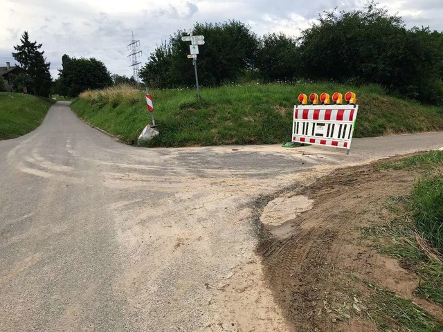 Kleine Gemeindeverbindungsstraen ober...n immer wieder mit Schlamm berflutet.  | Foto: Jutta Schtz