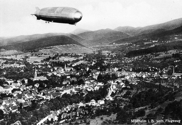 Historisches Foto aus dem Jahr 1928/2919: Ein Zeppelin ber Mllheim.  | Foto: Markgrfler Museum