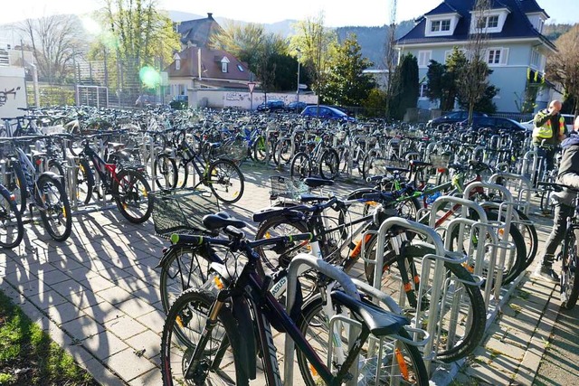 Fahrradparkplatz am Gymnasium: Frs Kl...nur wenige spter aufs Auto umsteigen.  | Foto: Sylvia Sredniawa