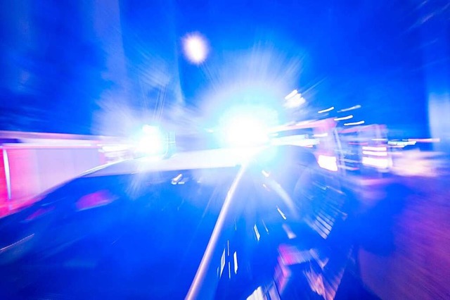 Die Polizei und Sicherheitspersonal ko...den Lkw-Fahrer aufhalten (Symbolfoto).  | Foto: Christophe Gateau (dpa)