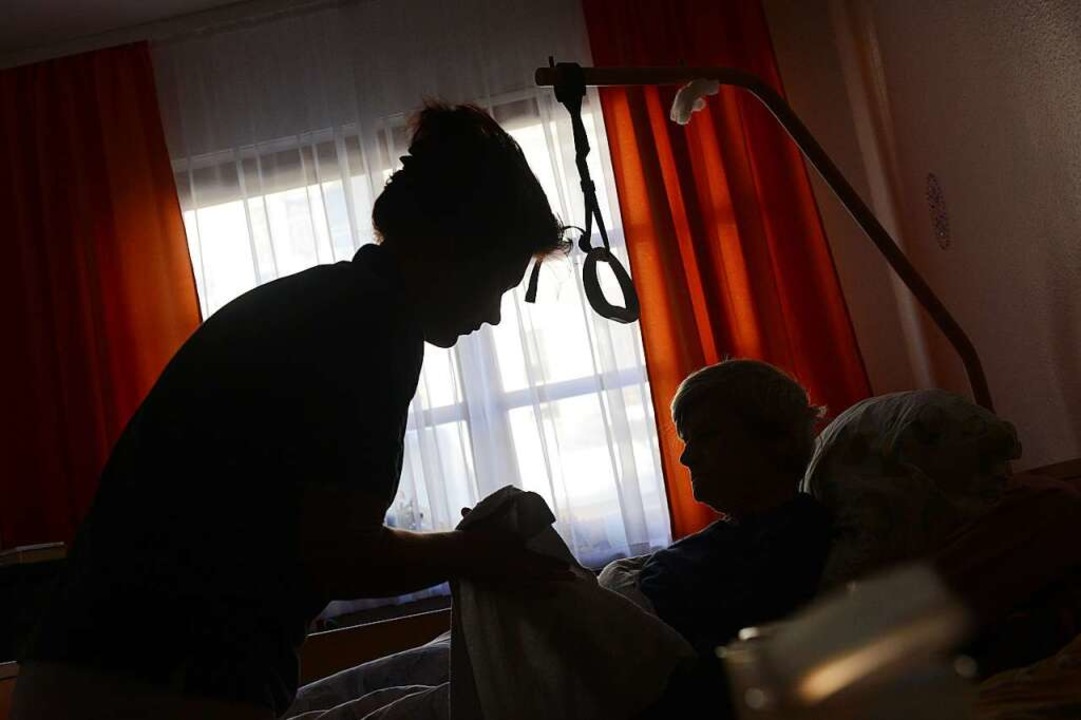 Ambulante Pflege zuhause ist für viele...ch den Sozialstationen fehlt Personal.  | Foto: Jens Kalaene
