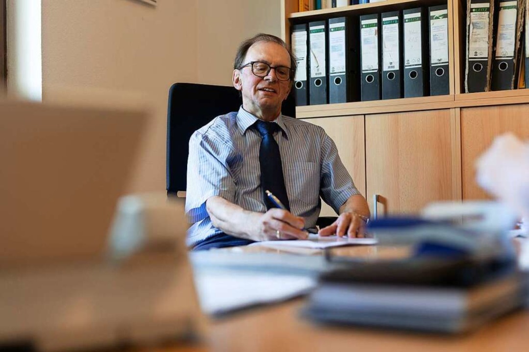 Rüdiger Schirmeister in seinem Büro &#... er ist seit 1988 Vereinsvorsitzender.  | Foto: Patrik Müller