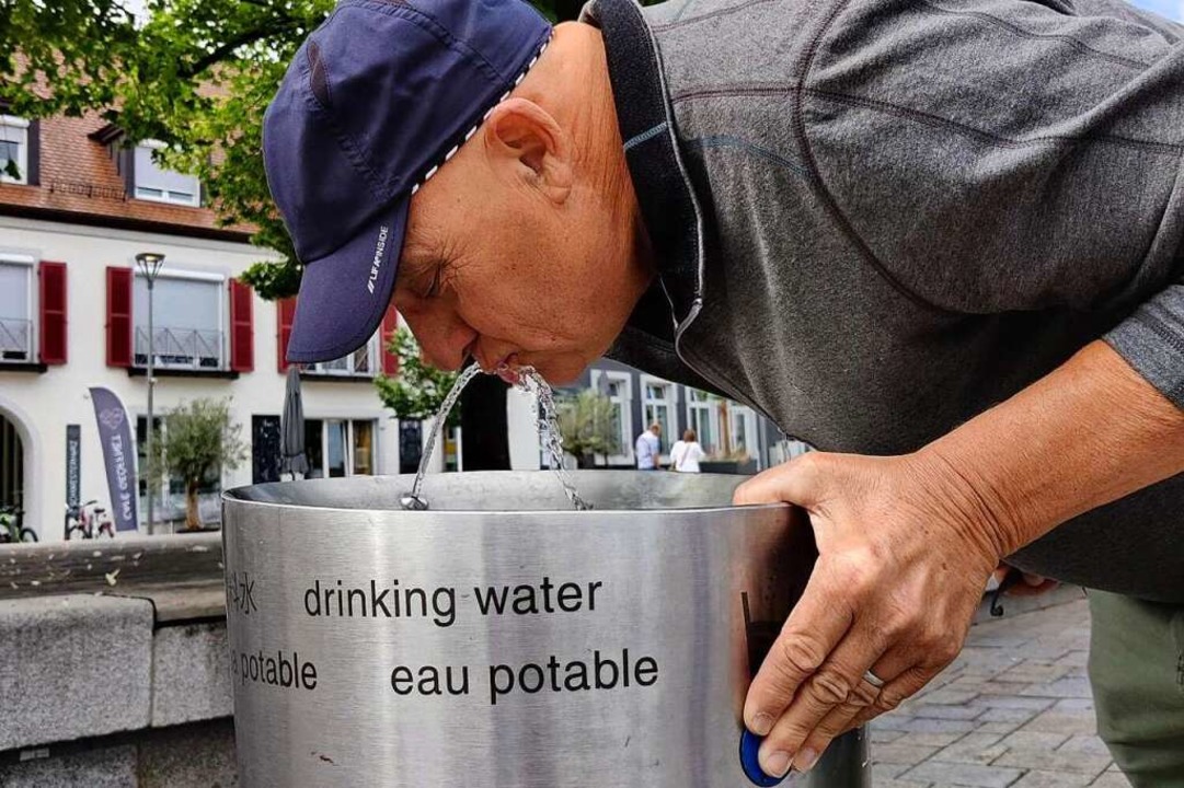 Auf Knopfdruck sprudelt heute schon Trinkwasser am Marktplatz.  | Foto: Karin Schulz