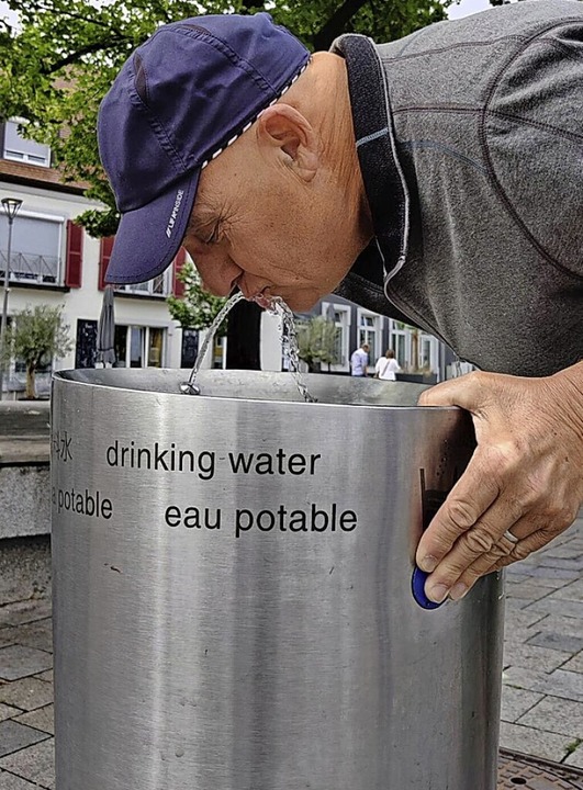 Auf Knopfdruck sprudelt heute schon Trinkwasser am Marktplatz.  | Foto: Karin Schulz