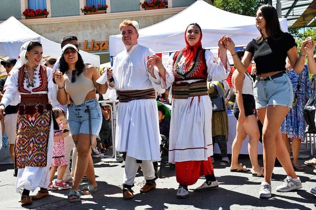 Im Reigen der kosovo-albanischen Grupp...eihten viele zahlreiche Gste mit ein.  | Foto: Barbara Ruda