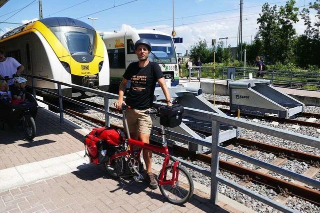 Europaaktivist Jon Worth wirbt für Bahnbrücke bei Breisach – mit dem Klapprad