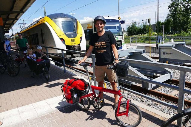 Jon Worth  kam mit der S-Bahn  an den ...olmar fuhr er mit dem Klapprad weiter.  | Foto: Manfred Frietsch
