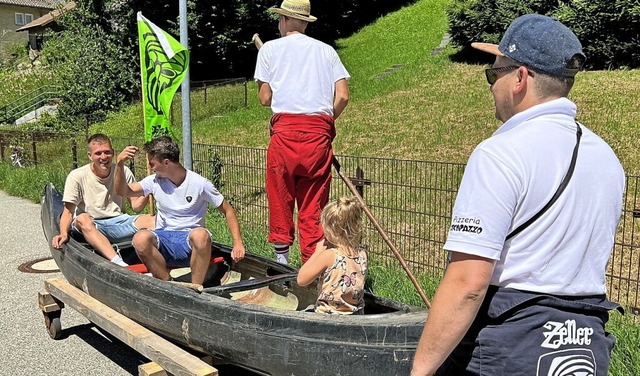 Kanufahrt auf dem heien Asphalt des Hans-Thoma-Weges  | Foto: Hans-Jrgen Hege