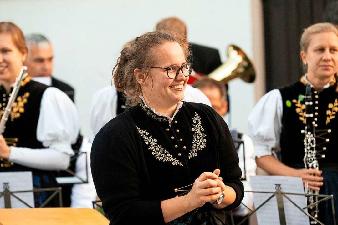 Anna Lena Huber - die Dirigentin verneigt sich vorm Publikum  | Foto: Wolfgang Scheu