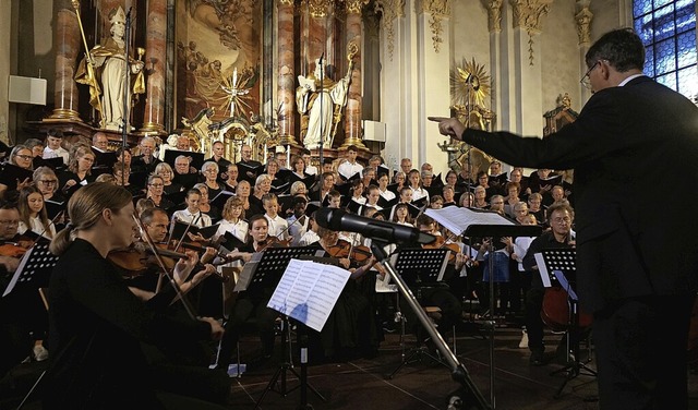 Oliver Schwarz-Roosmann dirigiert in d...n Assisis &#8222;Sonnenhymnus&#8220;.   | Foto:  