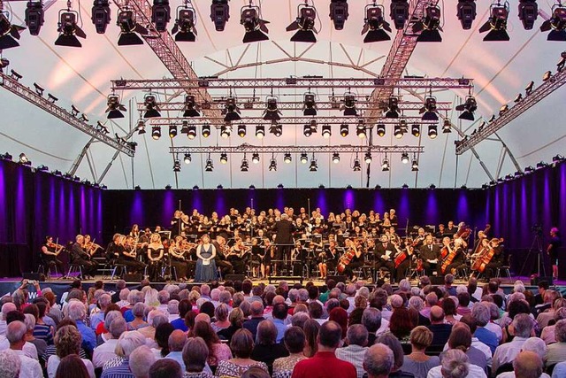 Mehr als 170 Musikerinnen und Musiker ...die zuletzt 1947 in Offenburg erklang.  | Foto: Armin Krger