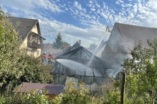 Scheune im Eichstetter Ortskern brennt – mehrere Feuerwehren im Einsatz