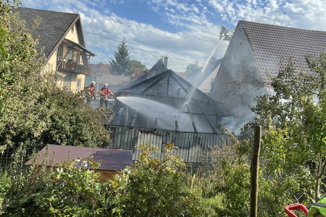 Eine Scheune ist bei einem Brand in de...tzingen und  Teningen sind im Einsatz.  | Foto: Mario Schöneberg