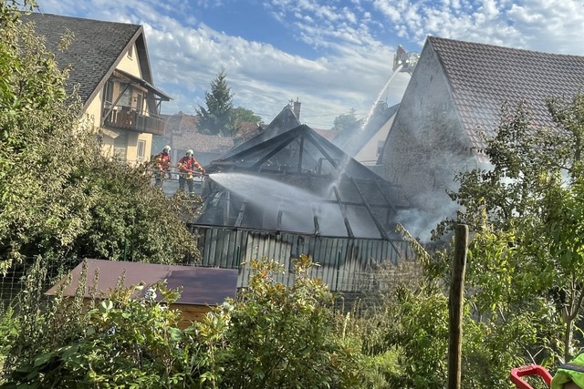 Eine Scheune ist bei einem Brand in de...tzingen und  Teningen sind im Einsatz.  | Foto: Mario Schneberg