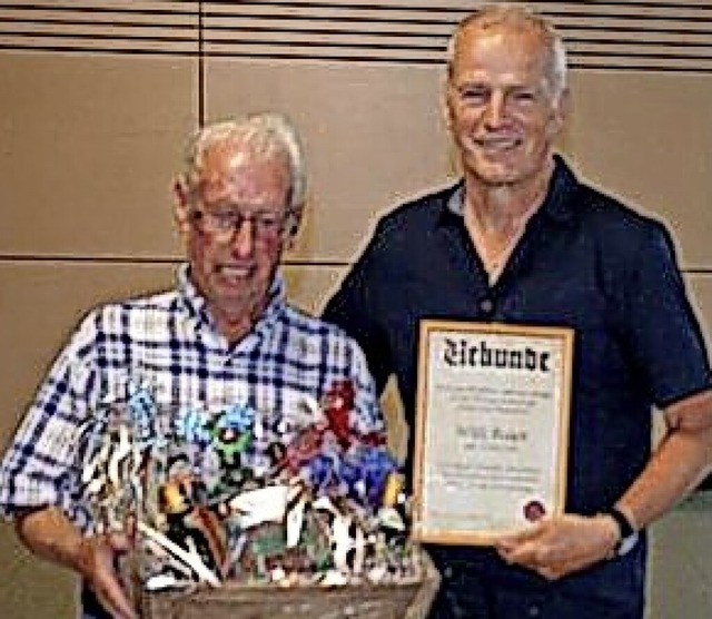 Rolf Knapp (rechts) ehrte Willi Baier fr 40 Jahre aktives Singen.  | Foto: Privat