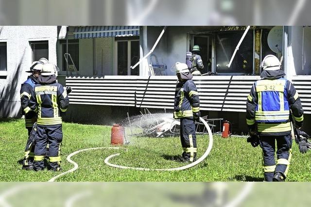 Feuerwehr löscht Balkonbrand