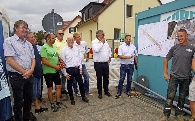 Planer, der Brgermeister, Gemeindert...an der Baustelle in der Pommernstrae.  | Foto: Ilona Huege